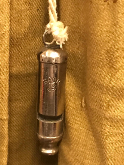 1960 LI YILLARIN KIZ COCUGU YAVRU KURT İZCİ KIYAFETİ FORMASI SARI LACİVERT FULARI DÜDÜGÜ RÖZETLİ ŞAPKASI TAM TAKIM