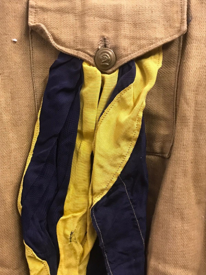 1960 LI YILLARIN KIZ COCUGU YAVRU KURT İZCİ KIYAFETİ FORMASI SARI LACİVERT FULARI DÜDÜGÜ RÖZETLİ ŞAPKASI TAM TAKIM