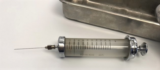 BÜYÜK BOY KUTUSUNDA CAM METAL İGNELİ POMPALI ENJEKTÖR