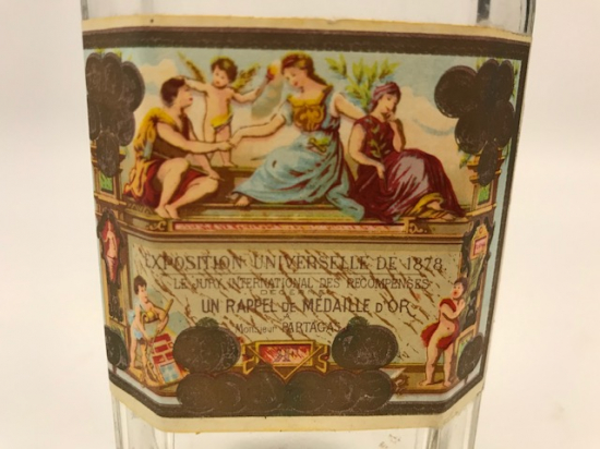 OSMANLI YAPMA İLAC ŞİŞESİ MANTAR KAPAKLI ÜZERİNE YAPIŞAN ETİKETLİ İSE İLGİSİZ PURO ETİKETİDİR CAM ŞİŞE