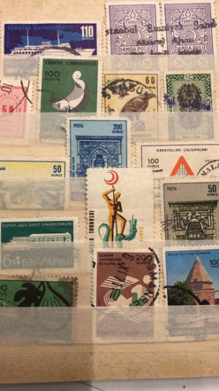 PUL ALBÜM KİTABI 8 SAYFA İÇERSİNDE 204 ADET DEGİŞİK KARMA PULLAR BULUNMAKTADIR