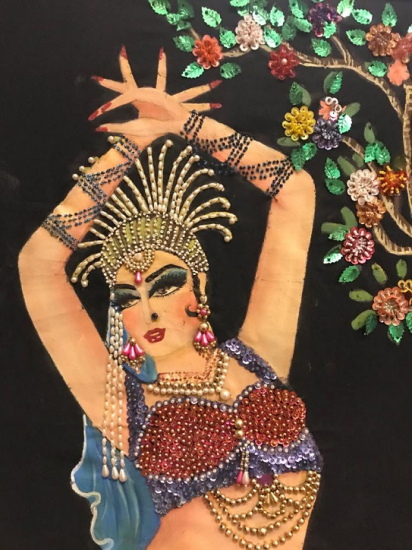 TAMAMI BEZ ÜZERİNE YAGLI BOYA VE RENKLİ FARKLI BONCUKLAR VE PULLARLA EL İŞCİLİGİ İLE YAPILMIŞ DANS EDEN BAYAN RAKKASE