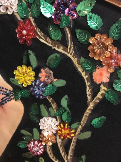 TAMAMI BEZ ÜZERİNE YAGLI BOYA VE RENKLİ FARKLI BONCUKLAR VE PULLARLA EL İŞCİLİGİ İLE YAPILMIŞ DANS EDEN BAYAN RAKKASE