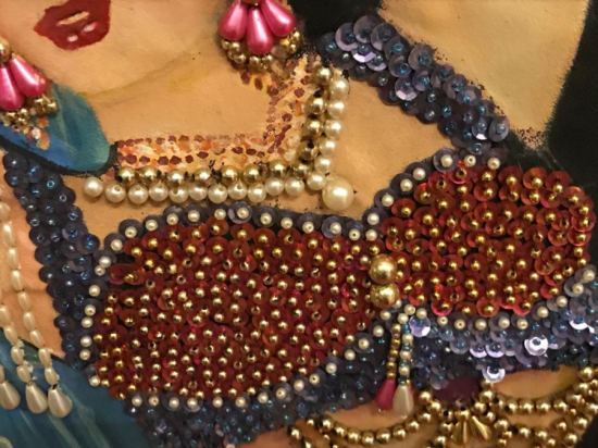 TAMAMI BEZ ÜZERİNE YAGLI BOYA VE RENKLİ FARKLI BONCUKLAR VE PULLARLA EL İŞCİLİGİ İLE YAPILMIŞ DANS EDEN BAYAN RAKKASE