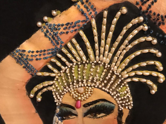 TAMAMI BEZ ÜZERİNE YAGLI BOYA VE RENKLİ FARKLI BONCUKLAR VE PULLARLA EL İŞCİLİGİ İLE YAPILMIŞ DANS EDEN BAYAN RAKKASE