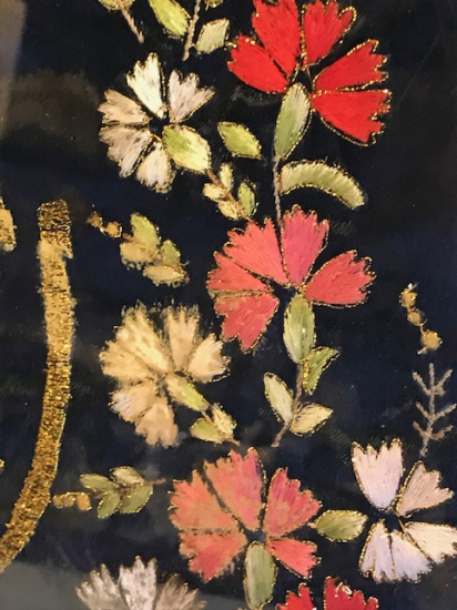 EL İŞİ BEZ ÜZERİNE SİM İPLİKLERLE YAZILMIŞ AYETİ KERİME YANLAR KARANFİL