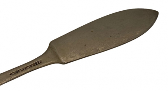 İNGİLİZ GÜMÜŞ KAPLAMA SAP KISMI İŞLEMELİ PEYNİR SERVİS BIÇAĞI