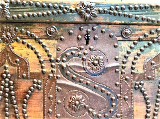 OSMANLI BÜYÜK BOYDA KABARA TENEKE İŞCİLİK MASİF AGAC ÜZERİ KİLİTLİ TAMAMEN EL YAPIM İÇİ DIŞI KÖK BOYAMA