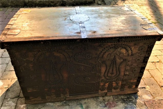 OSMANLI BÜYÜK BOYDA KABARA TENEKE İŞCİLİK MASİF AGAC ÜZERİ KİLİTLİ TAMAMEN EL YAPIM İÇİ DIŞI KÖK BOYAMA