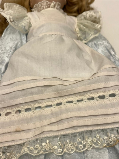 YÜZÜ ELLERİ PORSELEN VE EL BOYAMA YAPIMI EL DİKİM KUMAŞ ELBİSELİ YÖRESEL OYUNCAK KIZ COCUK BERBEK