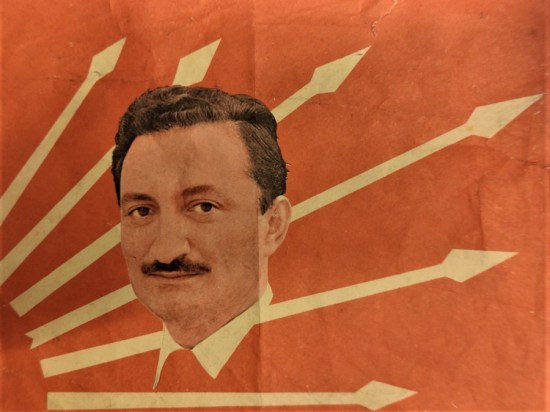 CHP CUMHURİYET HALK PARTİSİ AMBLEMİ VE BÜLENT ECEVİT RESİMLİ PARTİ TANITIMLI KAGIT BAYRAK