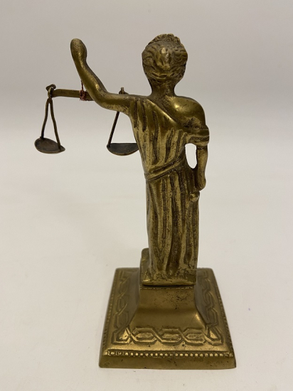 1953-1983 HUKUKTA VE ARKADAŞLIKTA 30.YIL BRONZ ELİNDE TERAZİ TUTAN GÖZLERİ BAGLI ADALET HEYKELİ