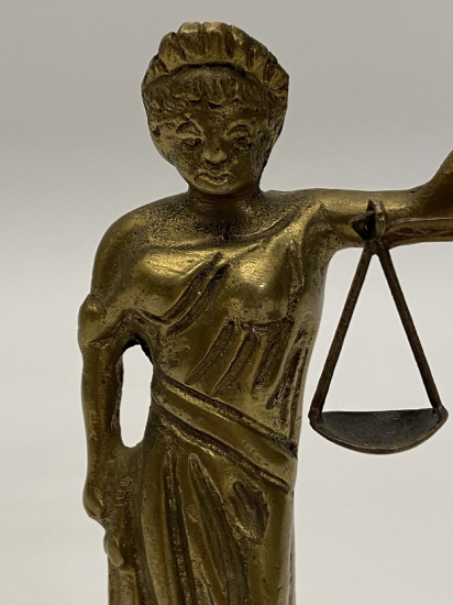 1953-1983 HUKUKTA VE ARKADAŞLIKTA 30.YIL BRONZ ELİNDE TERAZİ TUTAN GÖZLERİ BAGLI ADALET HEYKELİ