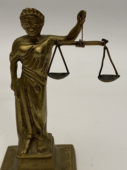 1953-1983 HUKUKTA VE ARKADAŞLIKTA 30.YIL BRONZ ELİNDE TERAZİ TUTAN GÖZLERİ BAGLI ADALET HEYKELİ
