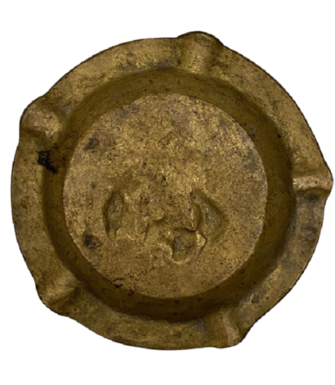 1960 SARI PİRİNÇ DÖKÜM ÜZERİ TAMAMEN EL İŞÇİLİKLİ TESVİYELİ DEMİRCİLERİN CALIŞMASI TEMALI KÜLLÜK