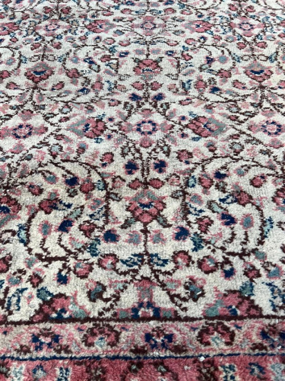 BUNYEN TAMAMI EL DOKUMA KÖK BOYAMA SACAKLI KIRMIZI KREM VE TONLARI RENKLER AGIRLIKLI SAGLAM YÜN HALI