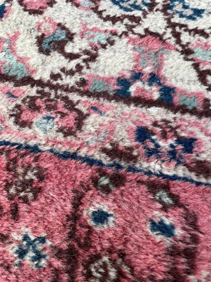 BUNYEN TAMAMI EL DOKUMA KÖK BOYAMA SACAKLI KIRMIZI KREM VE TONLARI RENKLER AGIRLIKLI SAGLAM YÜN HALI